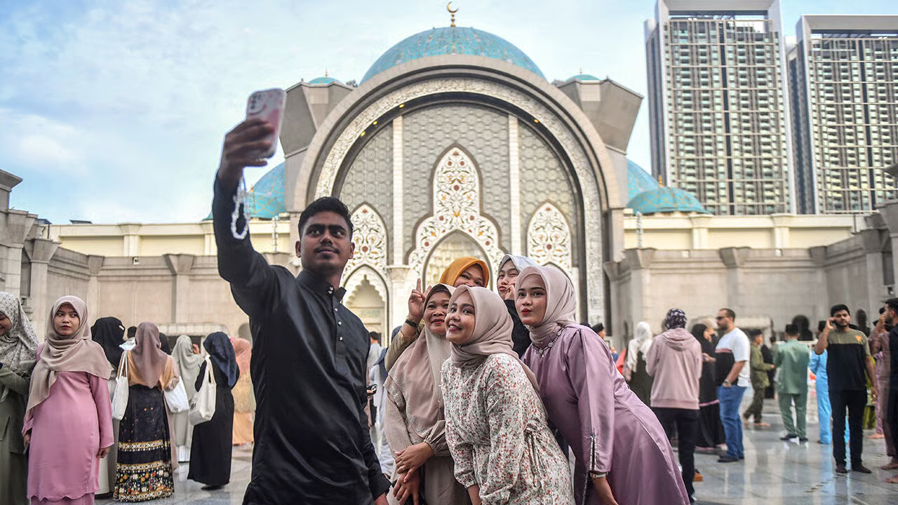 Các&nbsp;nhóm du khách ban đầu dự định đi nghỉ ở Dubai đã chuyển hướng chuyến đi sang Malaysia.
