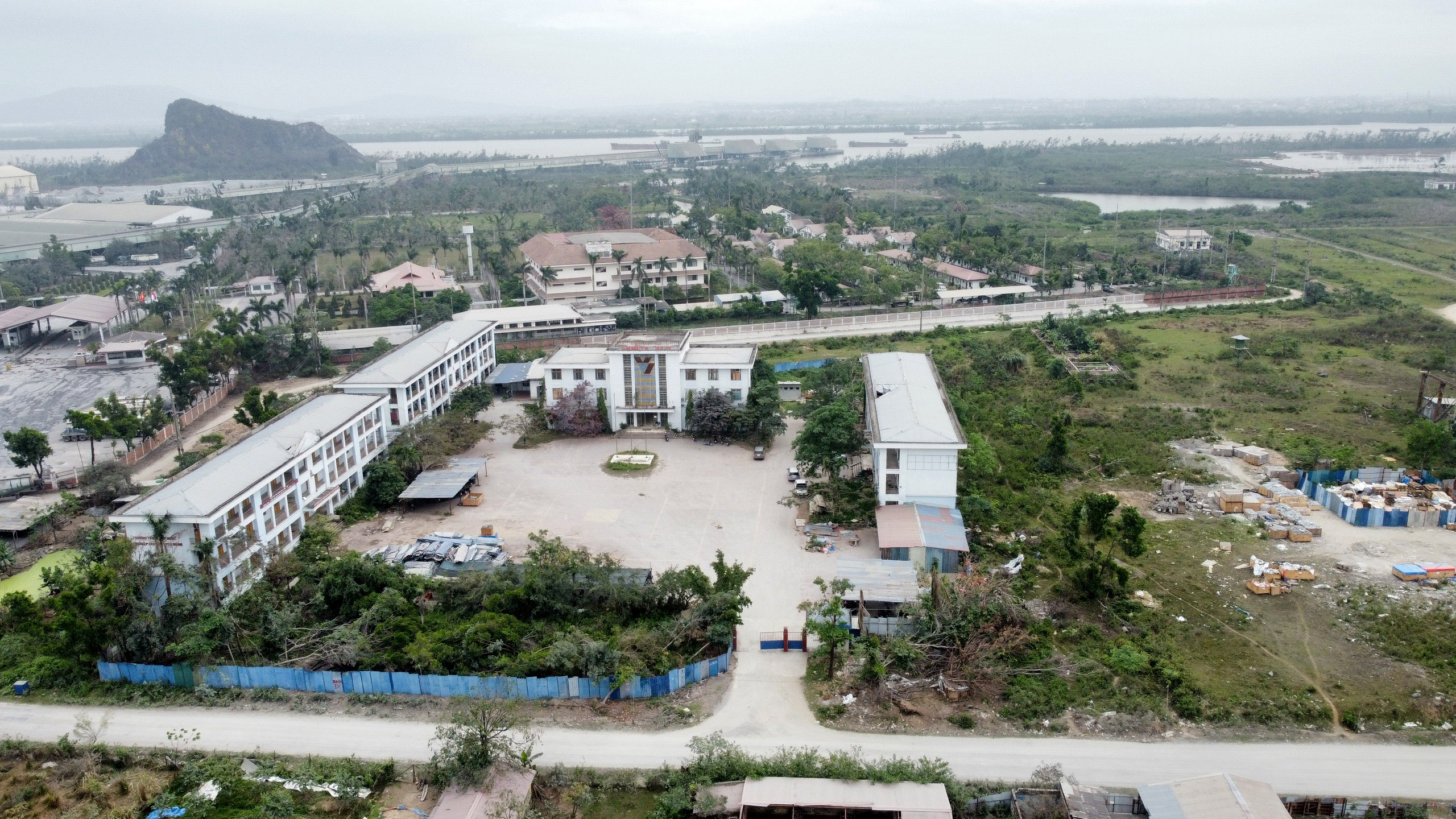 Trụ sở Công ty đóng tàu Phà Rừng được Pg88vn Trang Chủ Chính Thức dở dang tại phường Bạch Đằng (Hải Phòng).