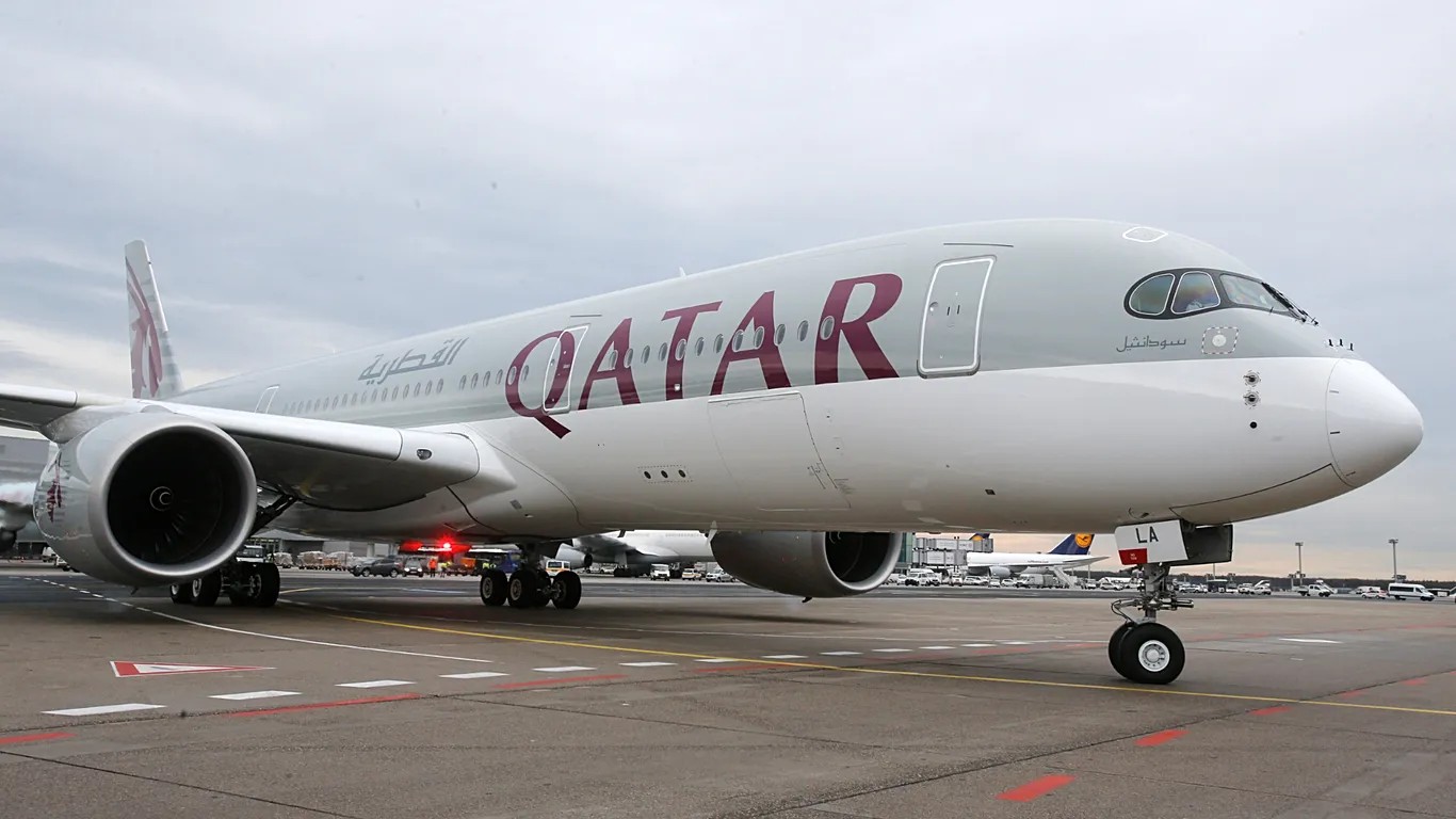 Máy bay của hãng hàng không Qatar Airways tại sân bay. Khủng hoảng nhiên liệu máy bay đang đẩy ngành hàng không toàn cầu vào vòng xoáy chi phí gia tăng. Ảnh: AP Photo/Michael Probst
