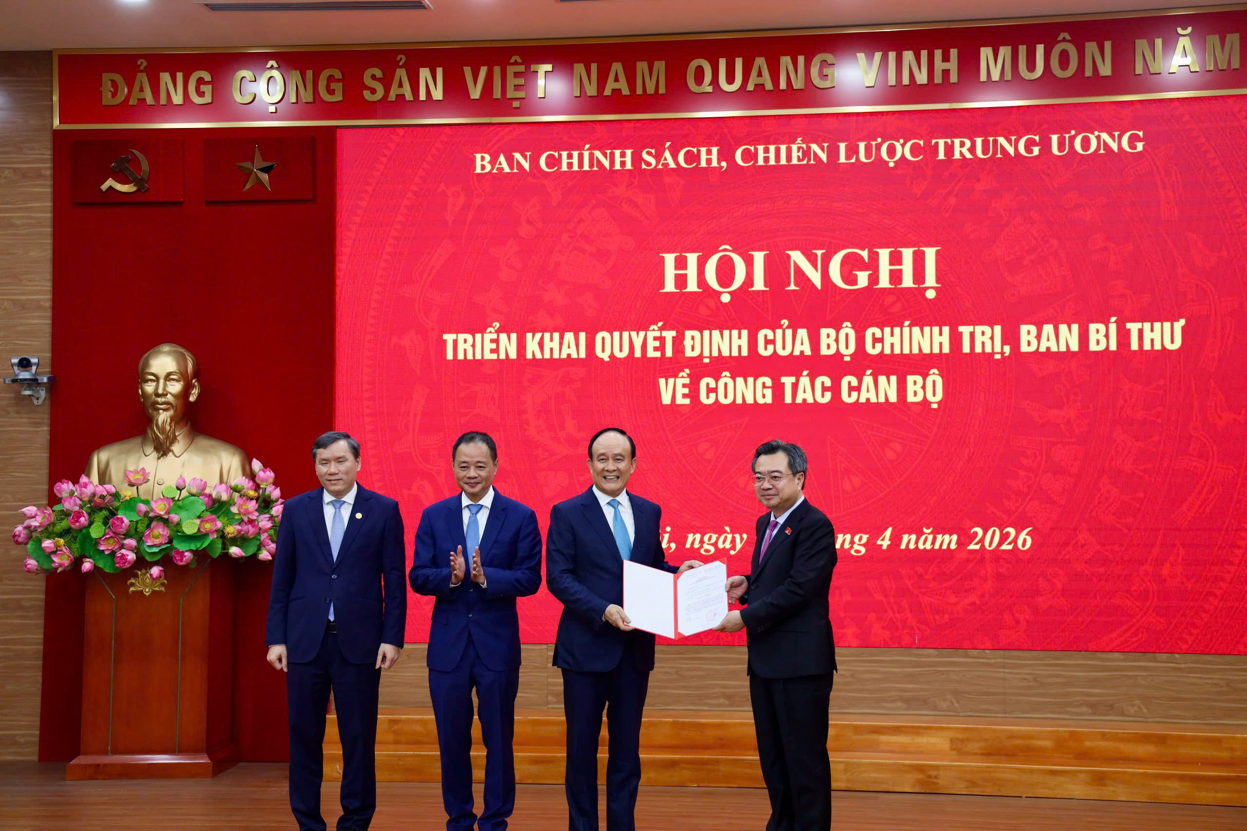 Đồng chí Nguyễn Thanh Nghị, Ủy viên Bộ Chính trị, Bí thư Trung ương Đảng, Trưởng Ban Chính sách, chiến lược Trung ương trao quyết định và chúc mừng các tân Phó Trưởng Ban mới. 