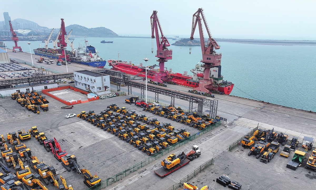 Các tàu chở hàng cập cảng Lianyungang thuộc tỉnh Giang Tô, miền Đông Trung Quốc, đang bốc dỡ các phương tiện và máy móc để Pg88vnd link khuyến . Ảnh: VCG.