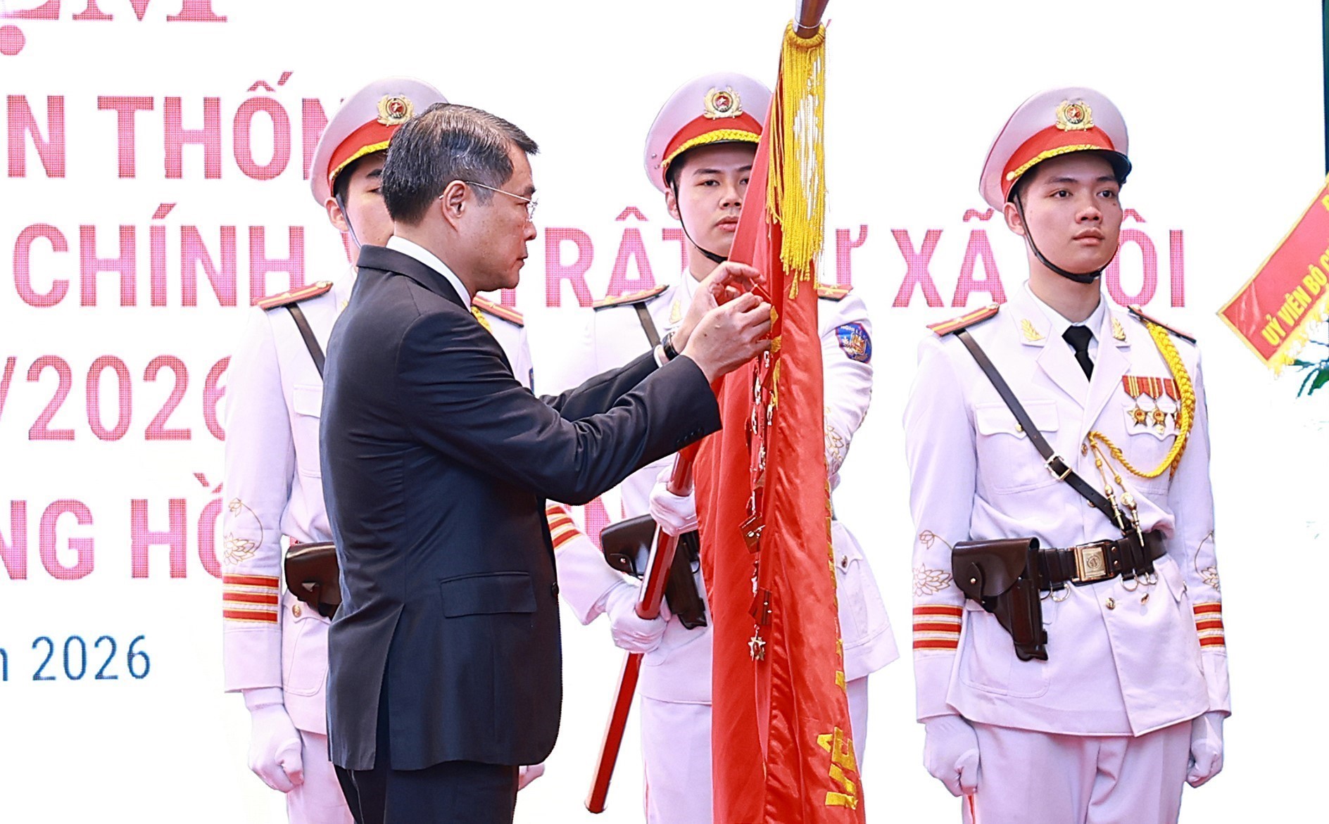 Thủ tướng Lê Minh Hưng gắn Huân chương Hồ Chí Minh lên Cờ truyền thống của lực lượng Cảnh sát Quản lý hành chính về trật tự PG88 nổ hũ. Ảnh: TTXVN