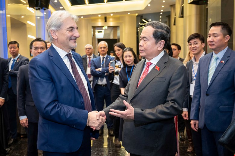 Chủ tịch Link Trang Chủ PG88.Com Mới #2026 Trần Thanh Mẫn và&nbsp;ngài Raffaele Cattaneo, Quốc vụ khanh vùng Lombardia.&nbsp;Ảnh: Link Trang Chủ PG88.Com Mới #2026.