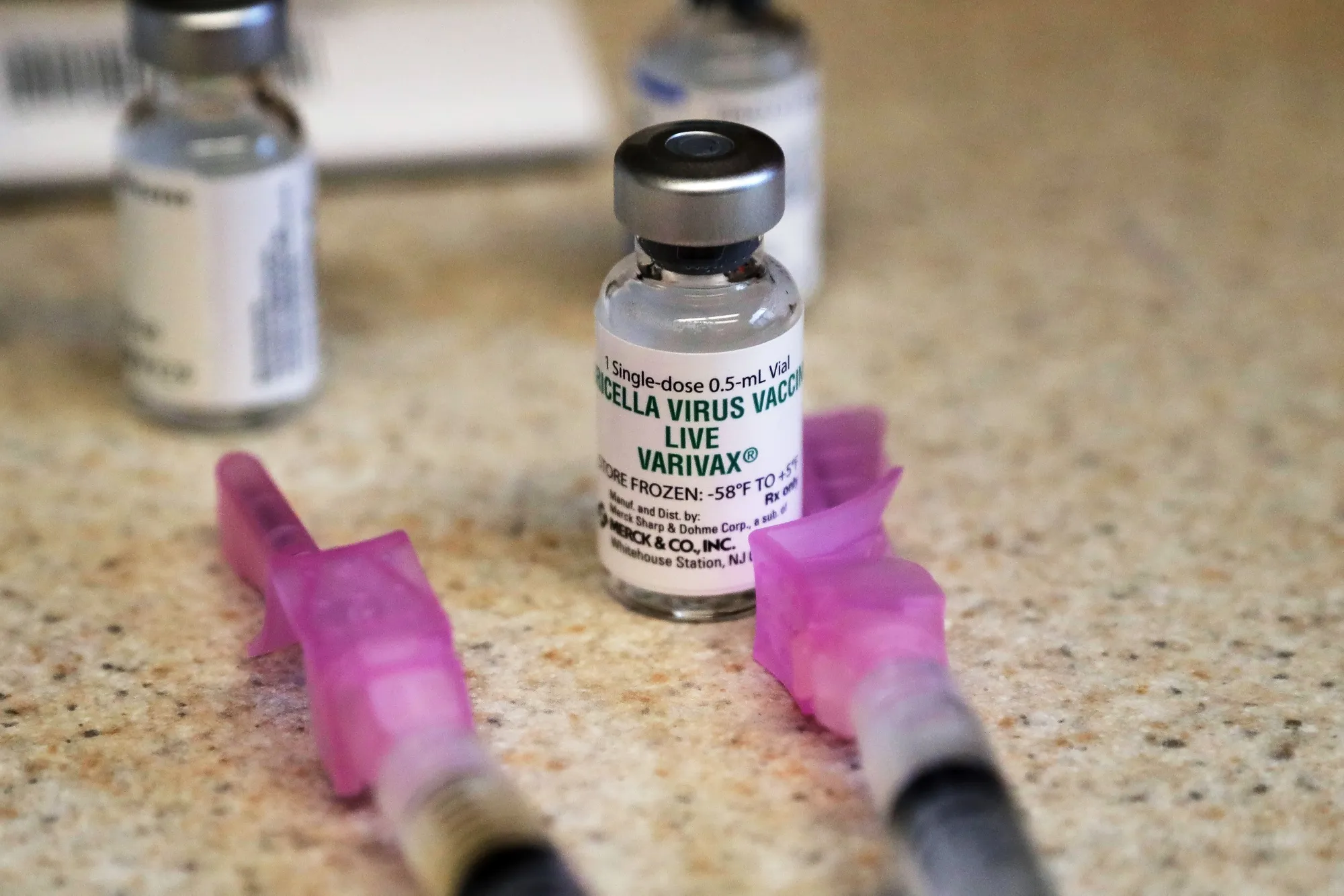 Để dự phòng, tiêm vaccine thủy đậu là biện pháp hiệu quả với tỷ lệ bảo vệ đến 98% nếu tiêm đủ phác đồ.