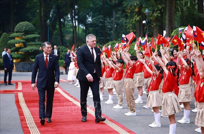 Thủ tướng Lê Minh Hưng và Thủ tướng Slovakia Robert Fico với thiếu nhi Hà Nội tại Lễ dón. Ảnh: TTXVN