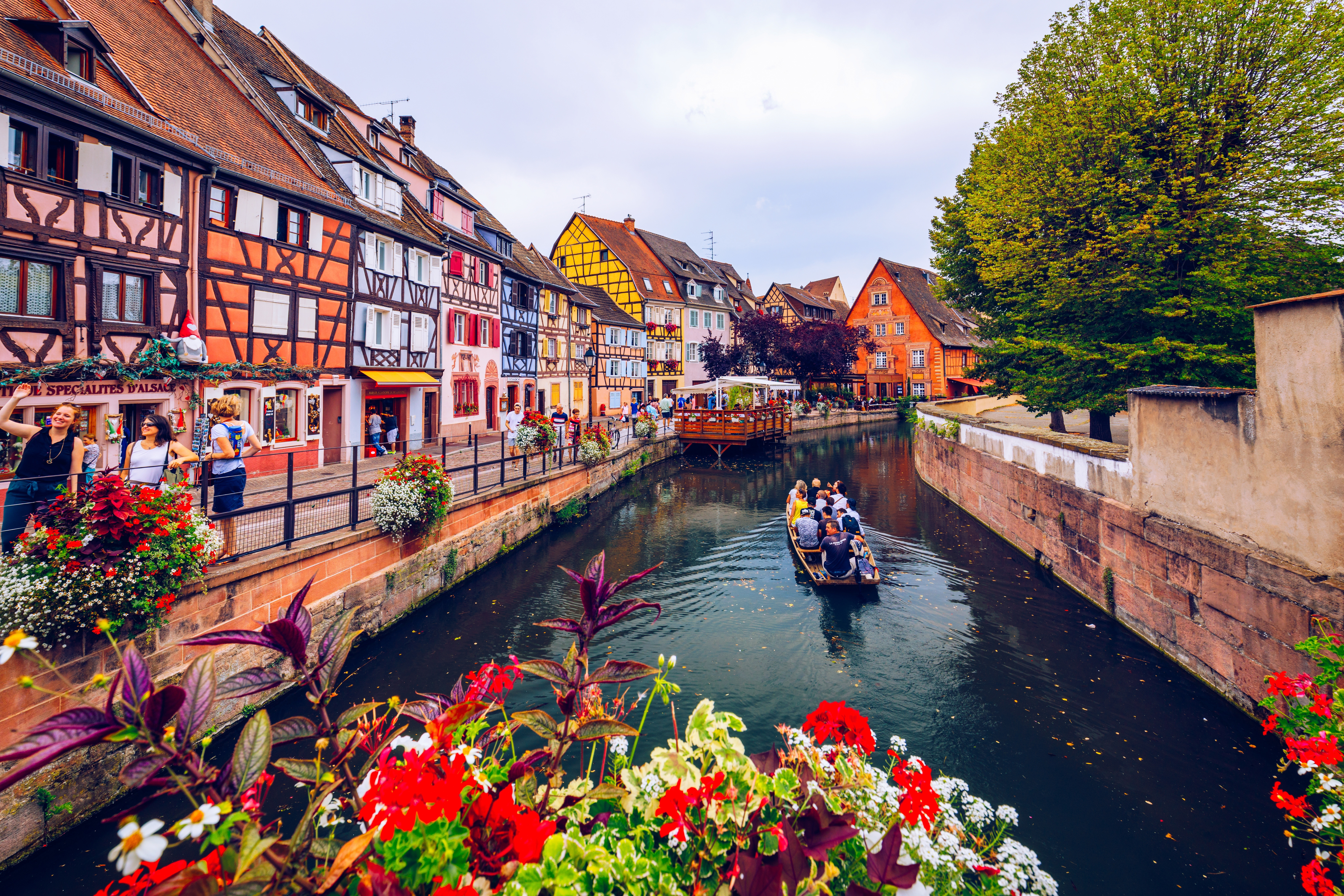 Ngôi làng cổ Colmar với màu sắc rực. Ảnh: Internet.
