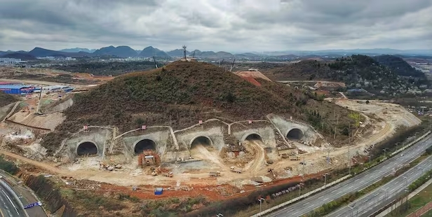 Vào năm 2018, Tencent đã xây dựng hầm trung tâm dữ liệu ở thành phố Quý Dương, phía nam tỉnh Quý Châu.