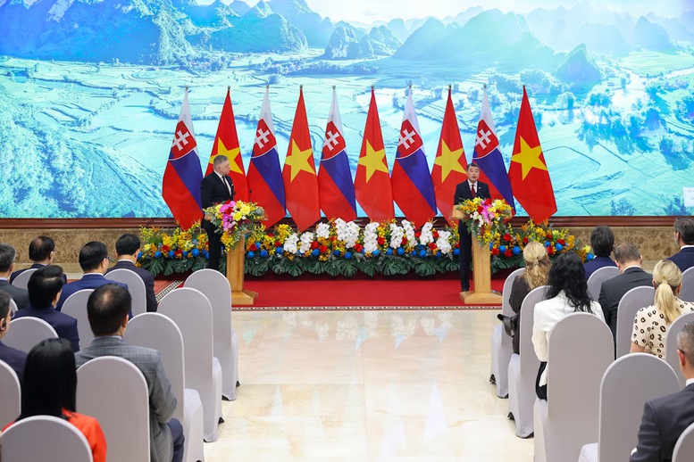 Thủ tướng Chính phủ Lê Minh Hưng và Thủ tướng Cộng hòa Slovakia Robert Fico gặp gỡ báo chí - Ảnh: VGP