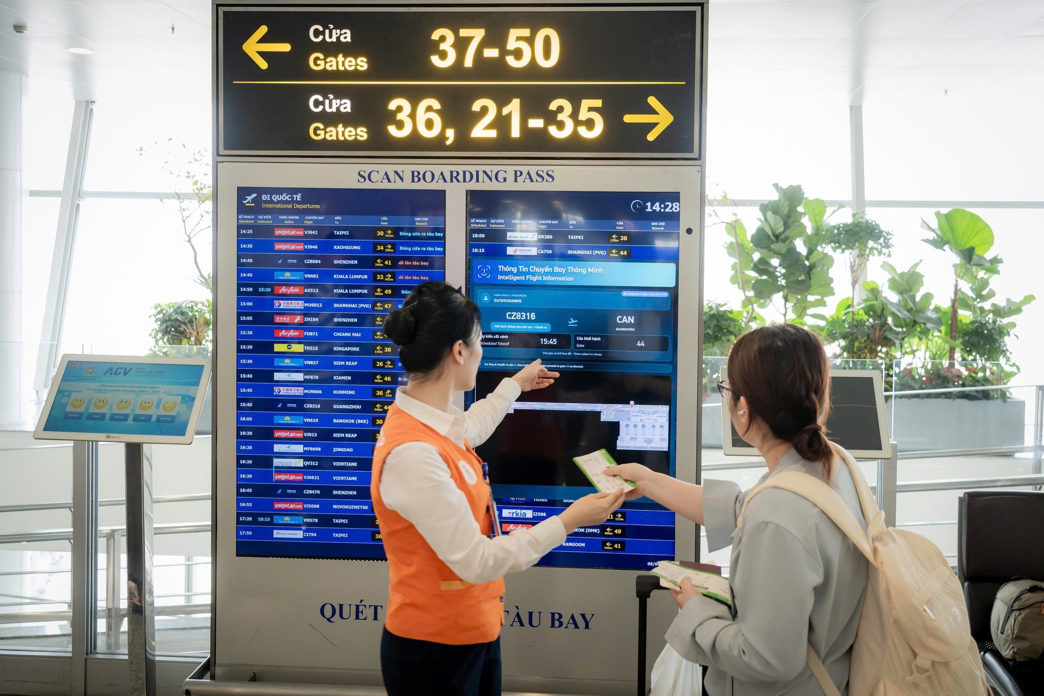 Tại Nhà ga hành khách T2 - Cảng HKQT Nội Bài, hành khách có thể sử dụng các màn hình FIDs để tra cứu thông tin chuyến bay một cách nhanh chóng.
