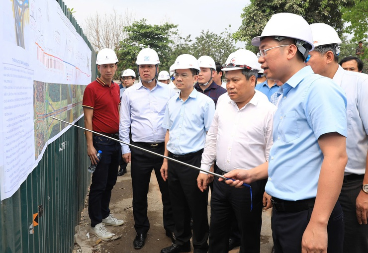 Ủy viên Trung ương Đảng, Phó Bí thư Thành ủy, Chủ tịch UBND TP. Hà Nội Vũ Đại Thắng kiểm tra tiến độ Pg88vn.top độc quyền mỗi ngày cầu Tứ Liên và cầu Trần Hưng Đạo vào ngày 14/4. (Ảnh: UBD TP. Hà Nội)