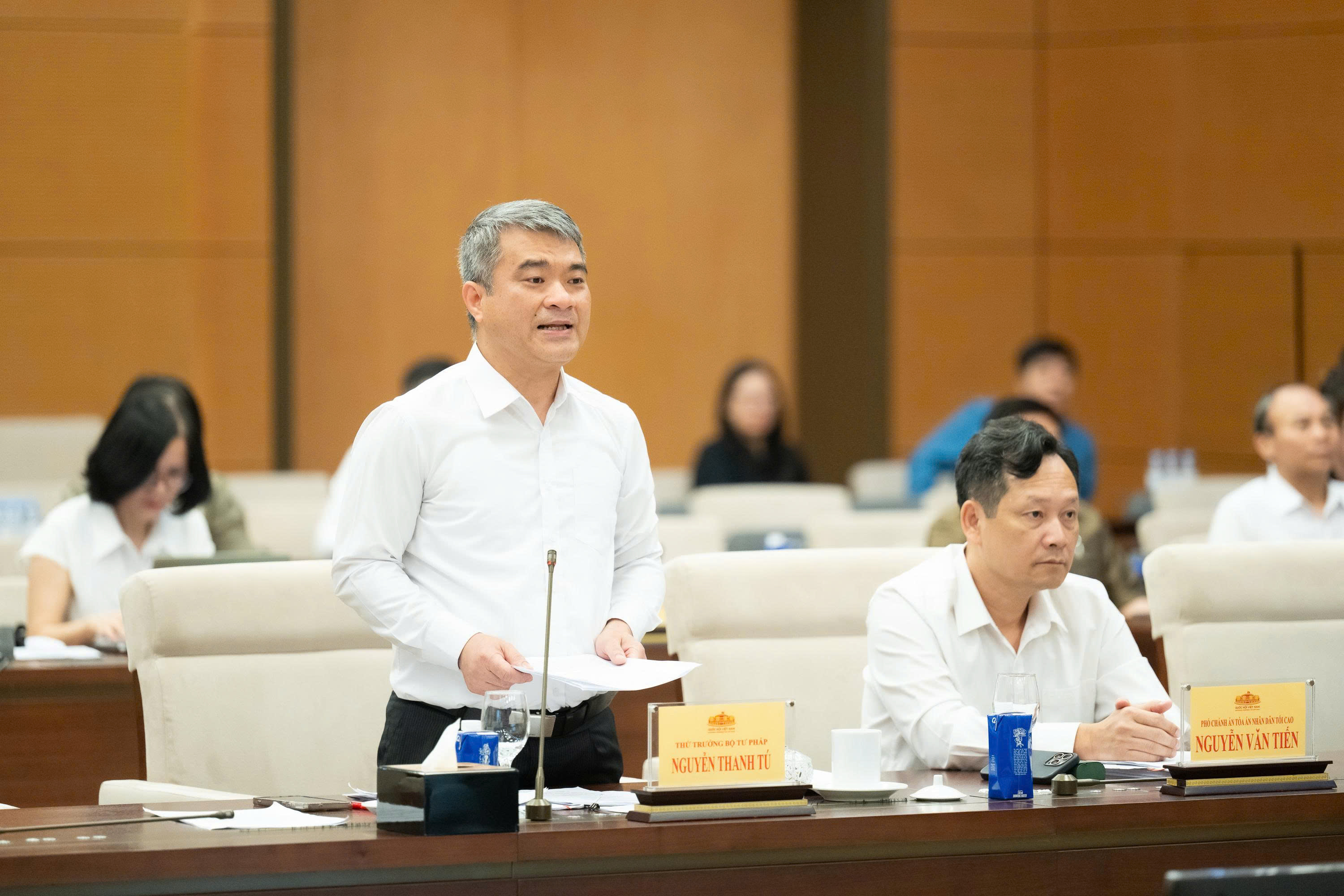 Thứ trưởng Bộ Tư pháp Nguyễn Thanh Tú trình bày Báo cáo tiếp thu, giải trình và chỉnh lý dự thảo Nghị quyết. Ảnh: PG88 ⭐ Link trang chủ số 1 nhà cái PG88 com casino slot.