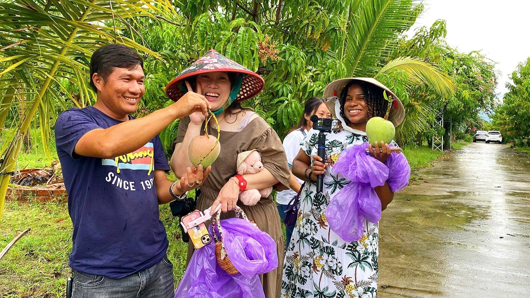 Từ đặc sản vùng biển đến các sản phẩm OCOP đều cần có cơ hội đến gần với du khách.