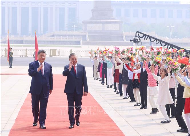&nbsp;Tổng&nbsp;Bí thư, Chủ tịch nước Tô Lâm và Tổng Bí thư, Chủ tịch nước Trung Quốc Tập Cận Bình với thiếu nhi Trung Quốc tại Lễ đón. Ảnh: TTXVN