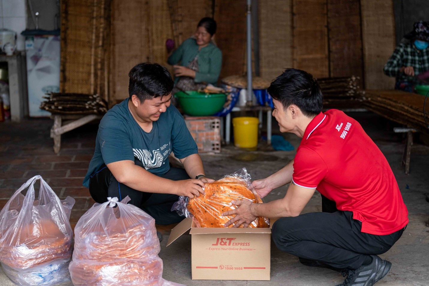 Gửi quà, hành lý trước cho đơn vị vận chuyển để “nhẹ gánh” di chuyển đang là sự lựa chọn của nhiều bạn trẻ. Ảnh:&nbsp;J&T Express.