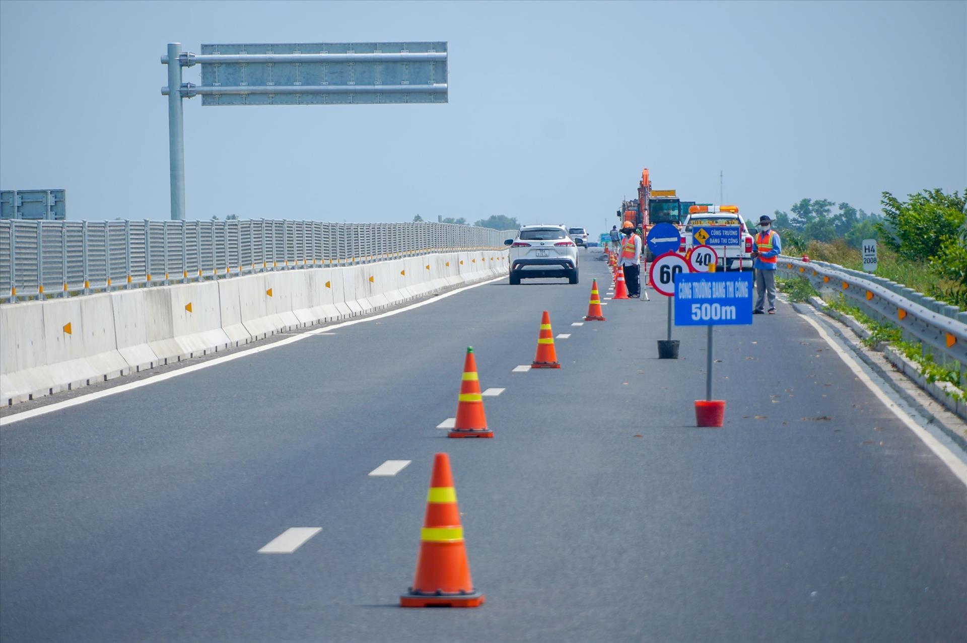 Đơn vị thi công khắc phục các vị trí bị lún trên cao tốc Hậu Giang - Cà Mau. Ảnh: TTXVN/Thanh Liêm   