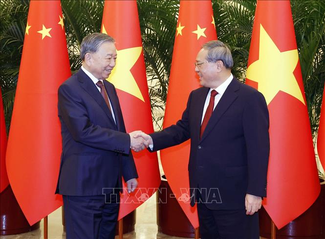Tổng bí thư,&nbsp; Chủ tịch nước Tô Lâm hội kiến Thủ tướng Trung Quốc Lý Cường. Ảnh:&nbsp; TTXVN