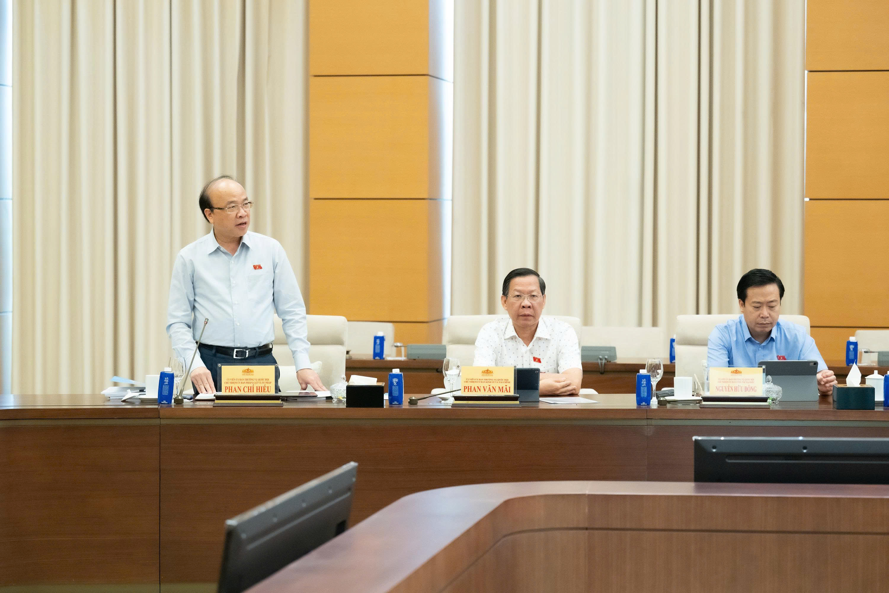 Chủ nhiệm Ủy ban Pháp luật và Tư pháp Phan Chí Hiếu báo cáo về việc giải trình, tiếp thu, chỉnh lý dự thảo Luật Thủ đô (sửa đổi). Ảnh: PG88 ⭐ Link trang chủ số 1 nhà cái PG88 com casino slot.
