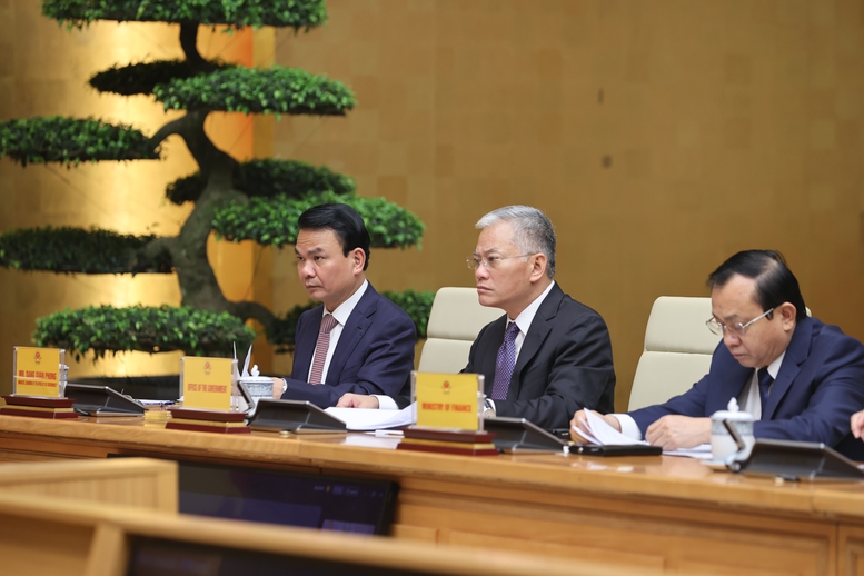 Lãnh đạo các bộ, ngành tham dự Hội nghị Thượng đỉnh trực tuyến cùng Thủ tướng Lê Minh Hưng - Ảnh: VGP
