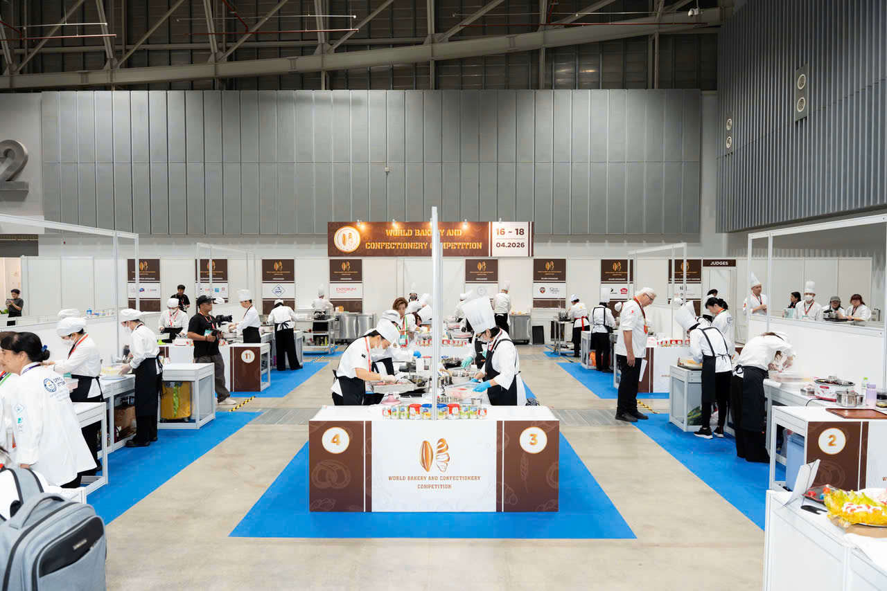 Các barista trình diễn kỹ thuật pha chế.