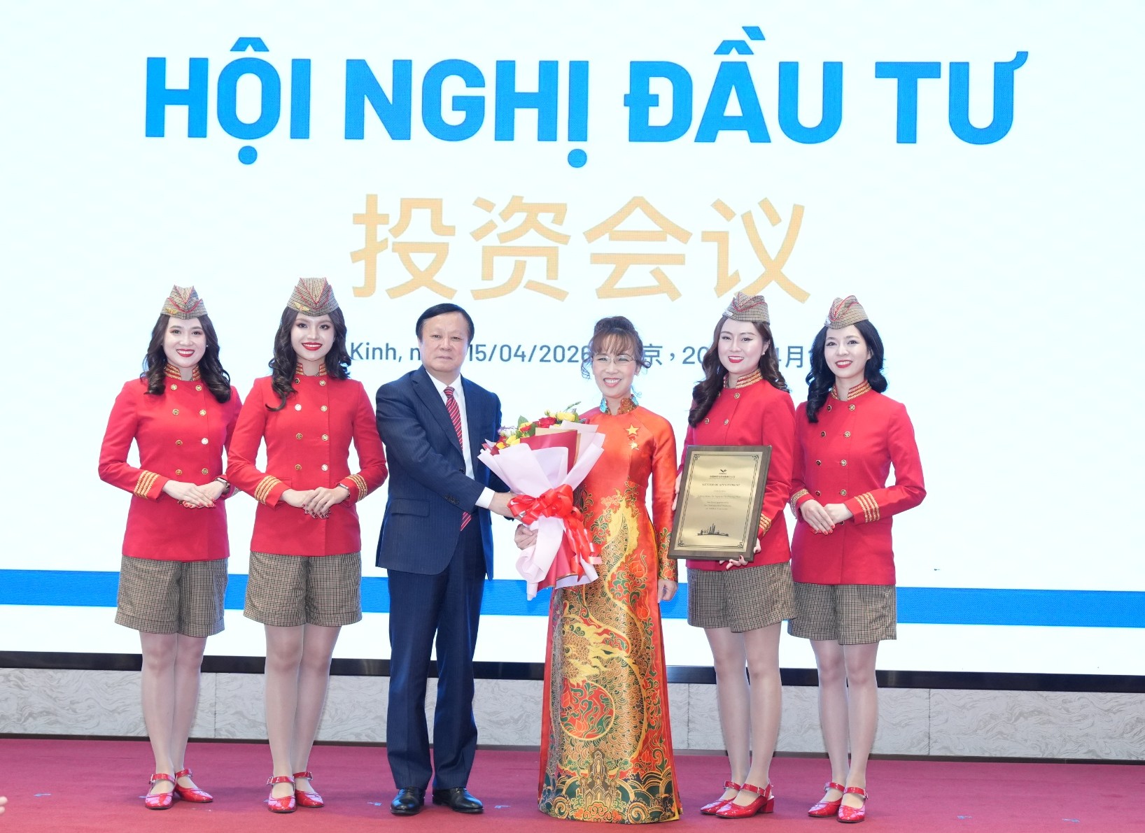 Ông Hà Đông Phong,&nbsp;Chủ tịch COMAC&nbsp;trao bằng Giáo sư cho Tiến sĩ Nguyễn Thị Phương Thảo,&nbsp;Chủ tịch Vietjet. Ảnh: Vietjet.