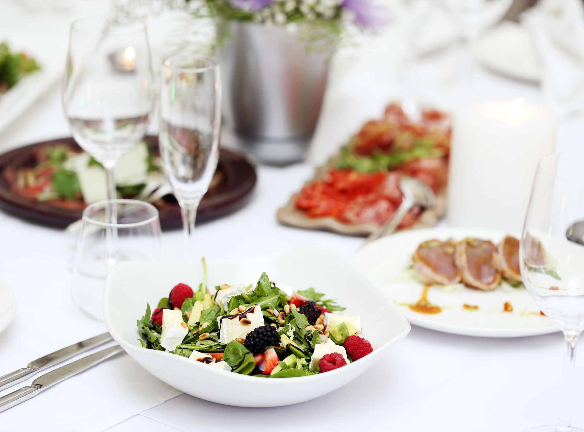 Các cửa hàng salad, nước ép lạnh, đồ ăn “healthy” phát triển nhanh tại các đô thị lớn.