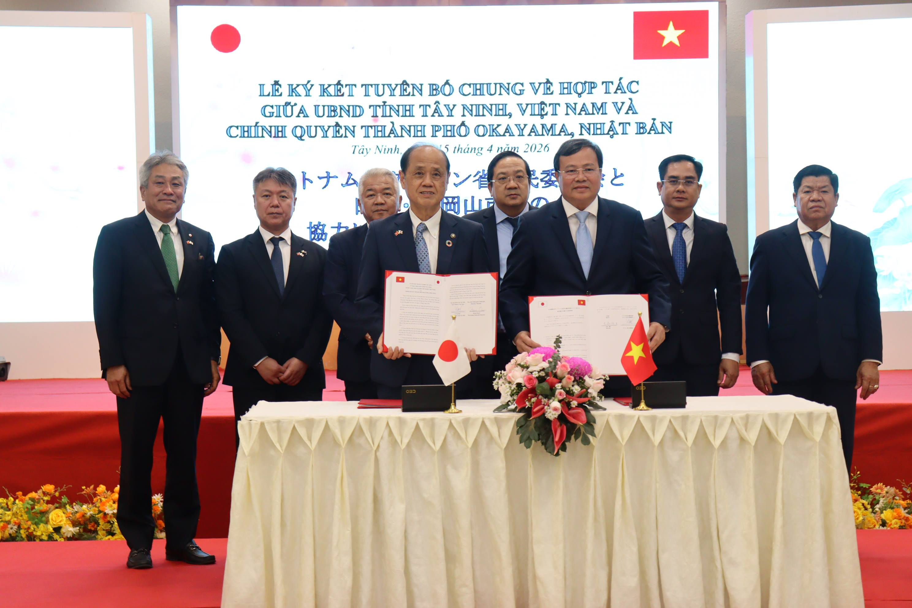 Chủ tịch UBND tỉnh Tây Ninh Lê Văn Hẳn và Thị trưởng Thành phố Okayama(Nhật Bản) ký kết thỏa thuận hợp tác, đánh dấu bước PG88 hơn 2,1 triệu thành viên mới trong quan hệ giữa hai địa phương. (Ảnh: UBND tỉnh Tây Ninh)