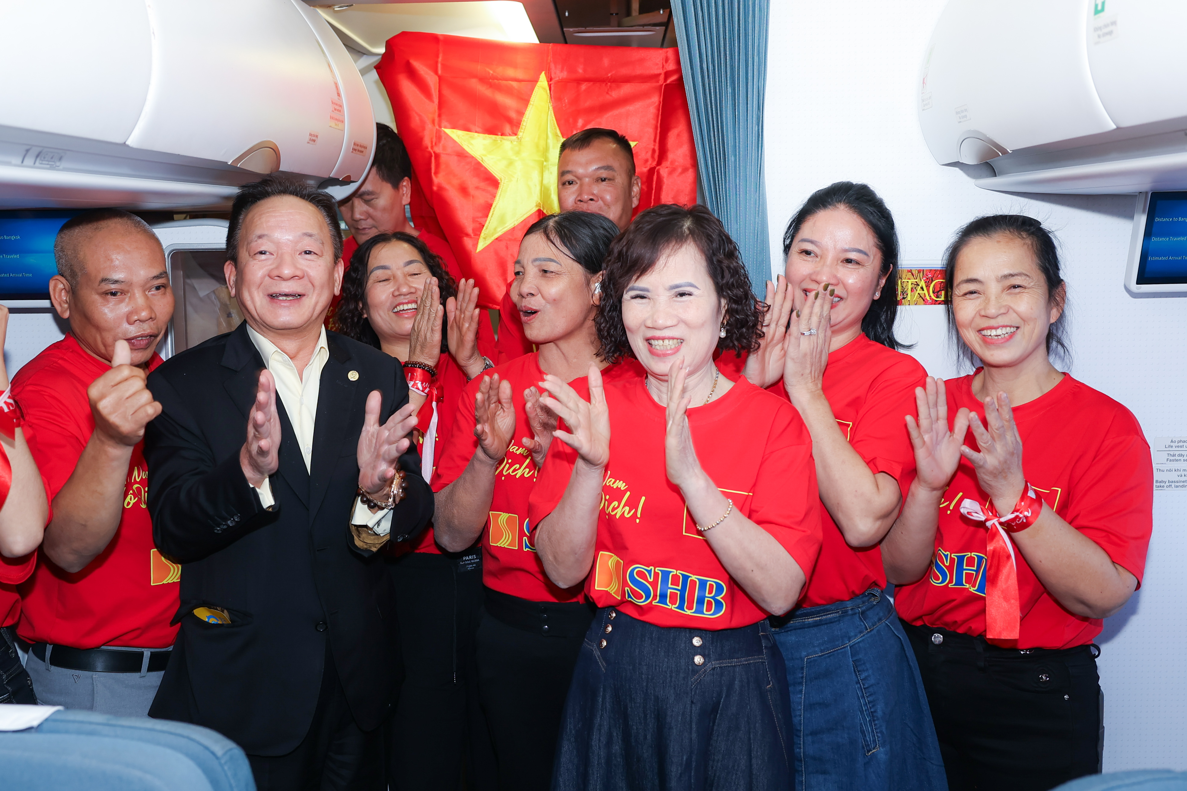 Bầu Hiển tài trợ toàn bộ chi phí cho gia đình, người thân các cầu thủ Việt Nam và hơn 600 CĐV Việt Nam sang Thái Lan cổ vũ trận lượt về chung kết ASEAN Cup 2024.&nbsp;Ảnh:&nbsp;T&T Group.