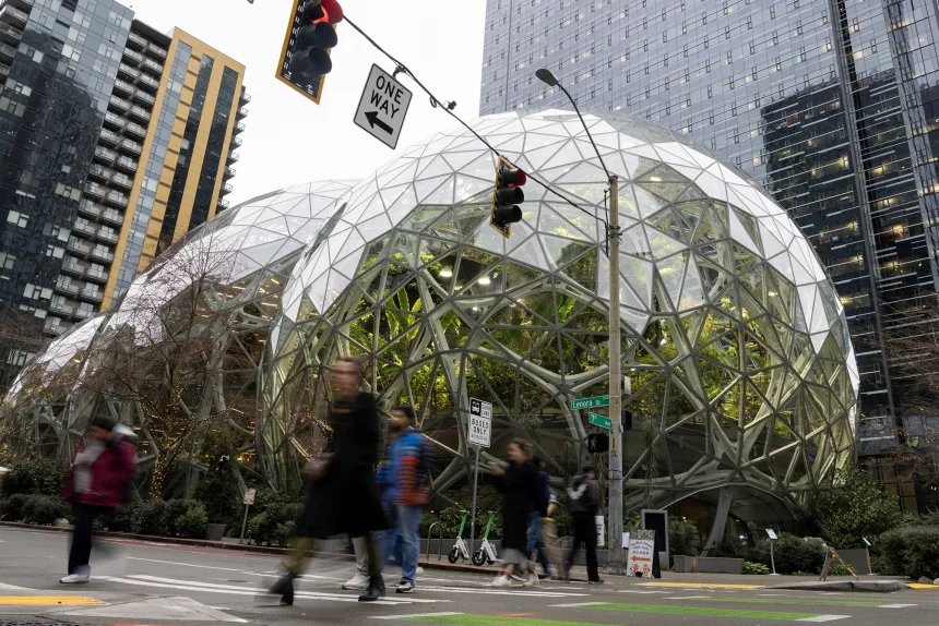 Amazon cùng nhiều ông lớn công nghệ khác tiến hành nhiều đợt sa thải nhân viên, làm dấy lên lo ngại về tác động của AI đối với thị trường PG88 Sòng bạc trực tuyến TOP 1 Việt Nam | Casino, Nổ Hũ. Nguồn: Jason Redmond/AFP/Getty Images.