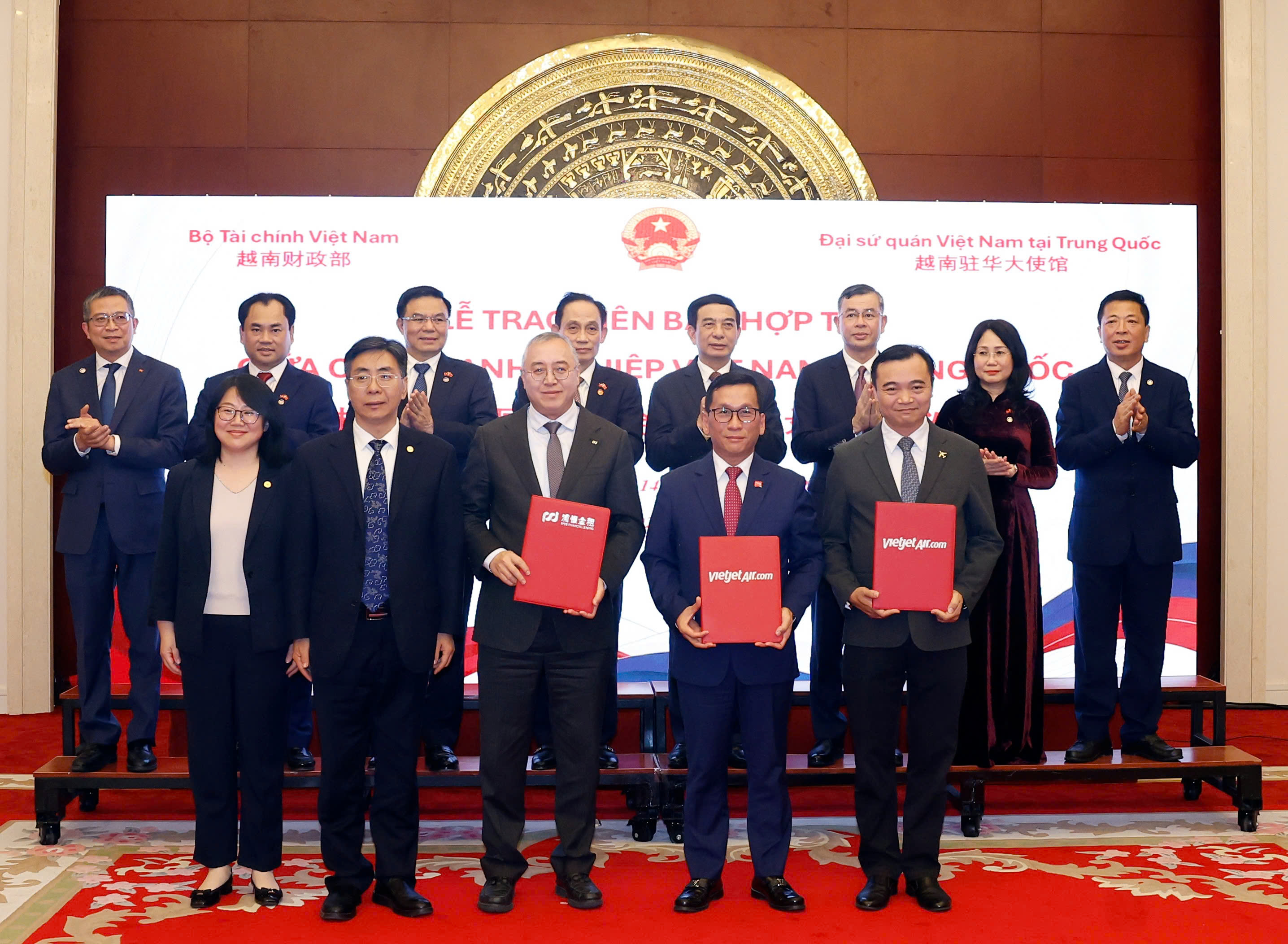 Vietjet và SPDB Financial Leasing trao thỏa thuận tài trợ thuê mua tàu bay Comac. Ảnh: Vietjet.