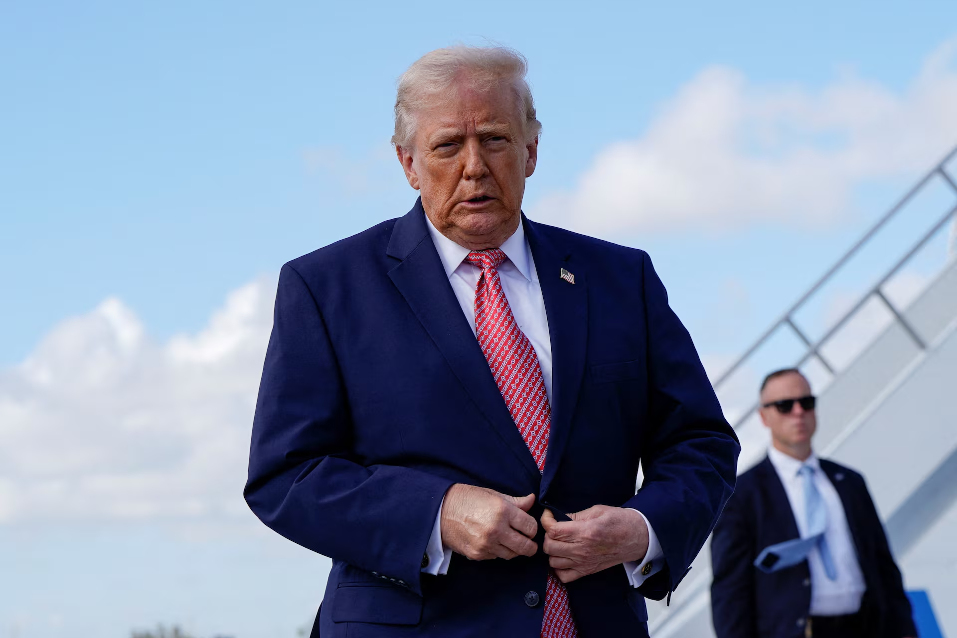 Tổng thống Trump lạc quan về đàm phán hòa bình, Iran nói eo biển Hormuz lại đóng cửa
