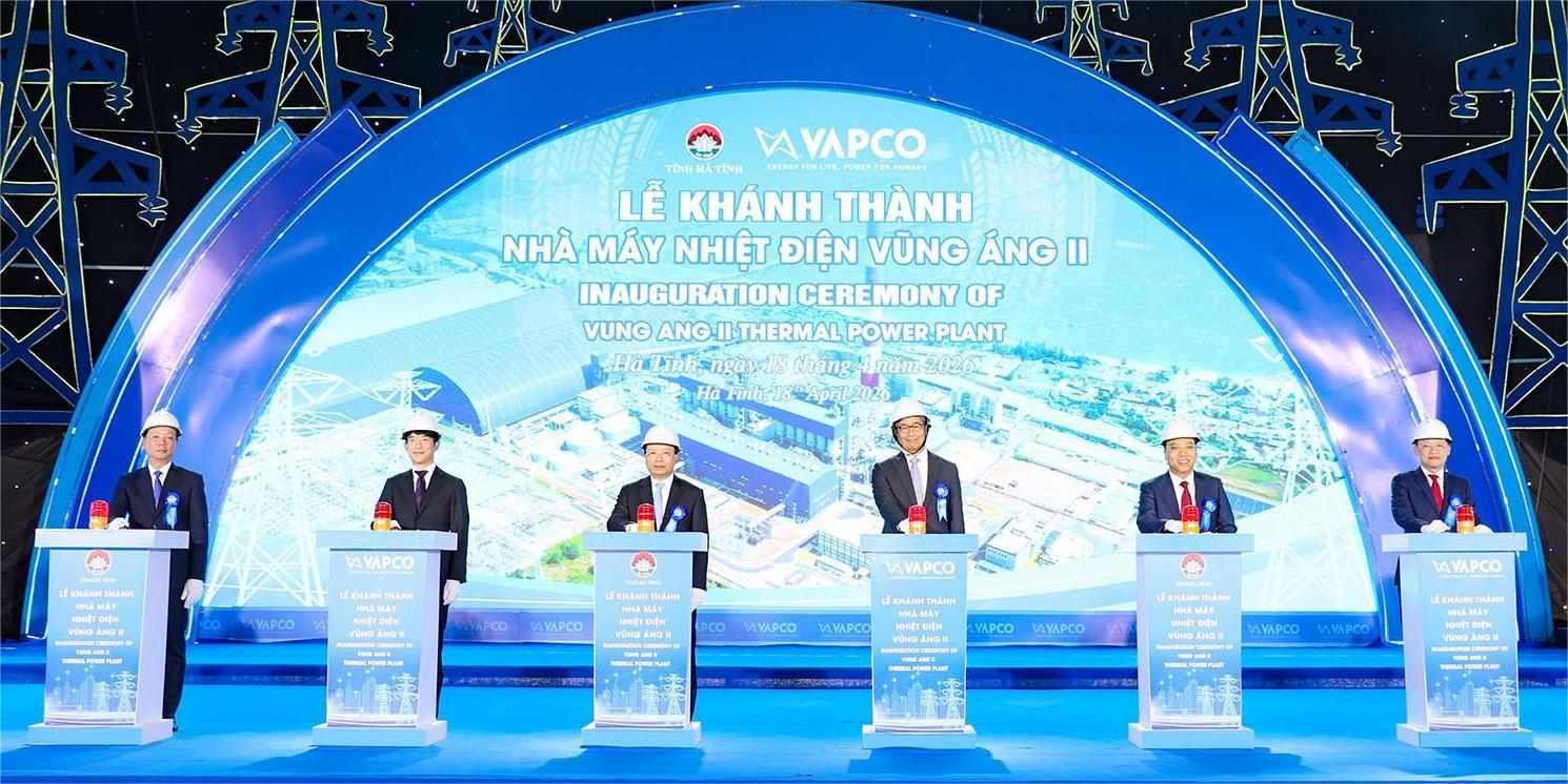 Các đại biểu cử hành nghi thức khánh thành Nhà máy Nhiệt điện Vũng Áng II. Ảnh: Đình Nhất