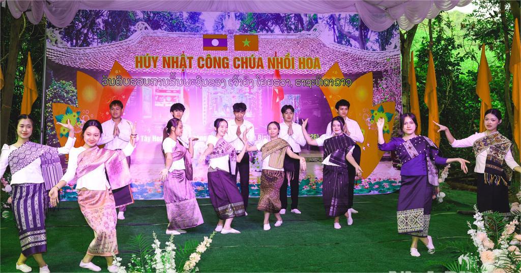 Tiết mục chúc mừng Tết Bunpimay do sinh viên Lào đang học tại Trường Đại học Hoa Lư biểu diễn. Ảnh: Minh Quang