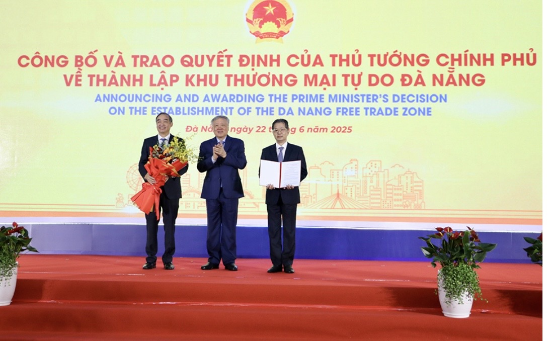 Lãnh đạo thành phố Đà Nẵng nhận Quyết định thành lập Khu PG88 Sòng bạc trực tuyến TOP 1 Việt Nam | Casino, Nổ Hũ tự do Đà Nẵng do Phó Thủ tướng Thường trực Chính phủ Nguyễn Hòa Bình, trao vào ngày 22/6/2025.