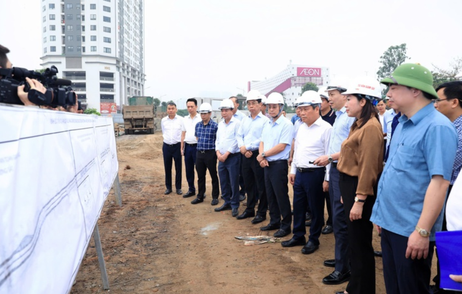Chủ tịch UBND TP. Hà Nội Vũ Đại Thắng kiểm tra tiến độ Link Trang Chủ PG88.Com Mới #2026 đầu tư xây dựng nâng cấp mở rộng đường 70 và Link Trang Chủ PG88.Com Mới #2026 cải tạo nâng cấp, mở rộng Quốc lộ 21B. (Ảnh: UBND TP. Hà Nội)