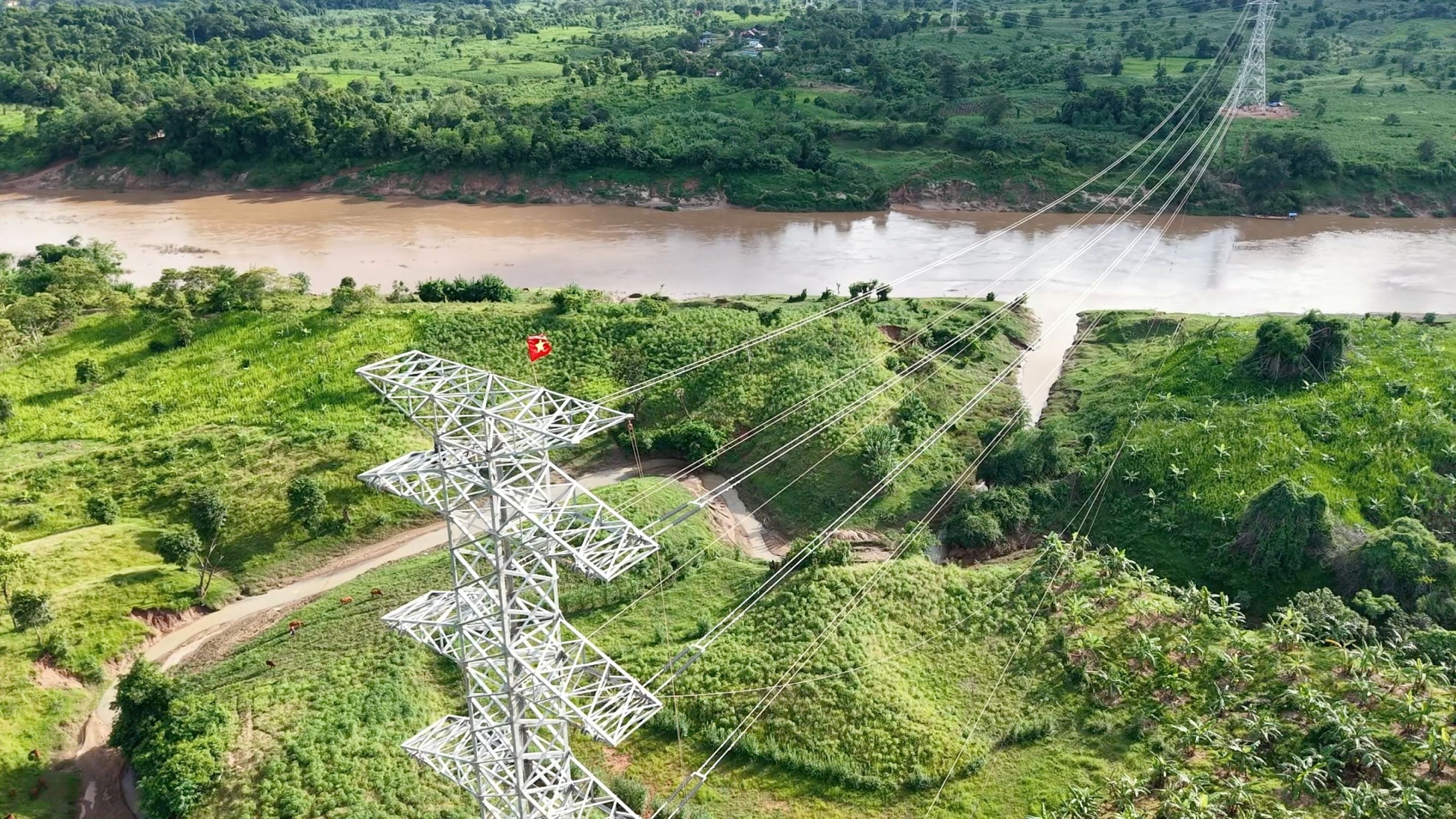Hệ thống đường dây truyền tải 220kV – mắt xích quan trọng giúp dòng điện từ Savan 1 được đưa về Việt Nam một cách ổn định và hiệu quả.&nbsp;Ảnh:&nbsp;T&T Group.