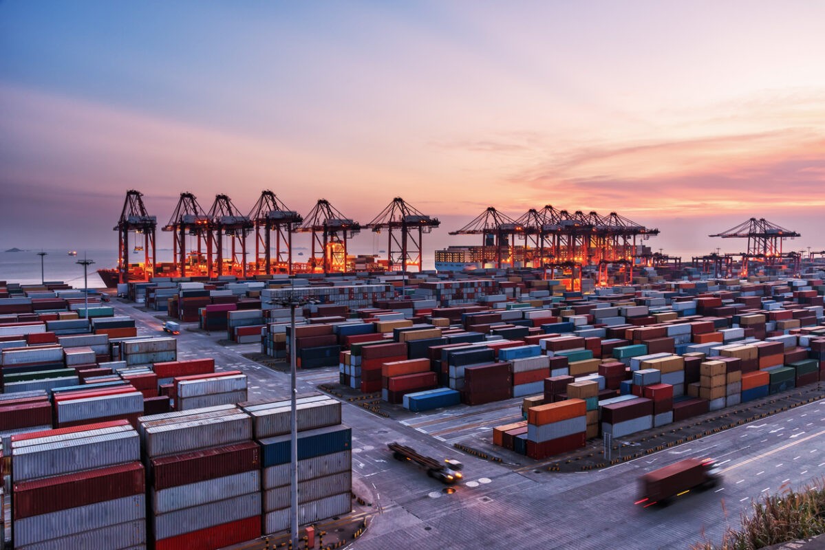 Tại bến container tự động Qianwan, toàn bộ quy trình khai thác được số hóa và tự động hóa gần như hoàn toàn. Ảnh: Port Technology International