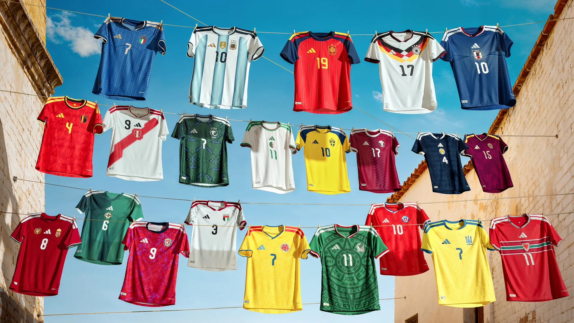 Adidas đã trình làng&nbsp;23 bộ áo sân nhà&nbsp;cho gần như toàn bộ các đội tuyển do hãng tài trợ.