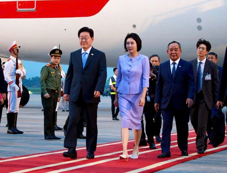 Tổng thống Hàn Quốc Lee Jae Myung và Phu nhân tại sân bay Nội Bài - Ảnh: TTXVN
