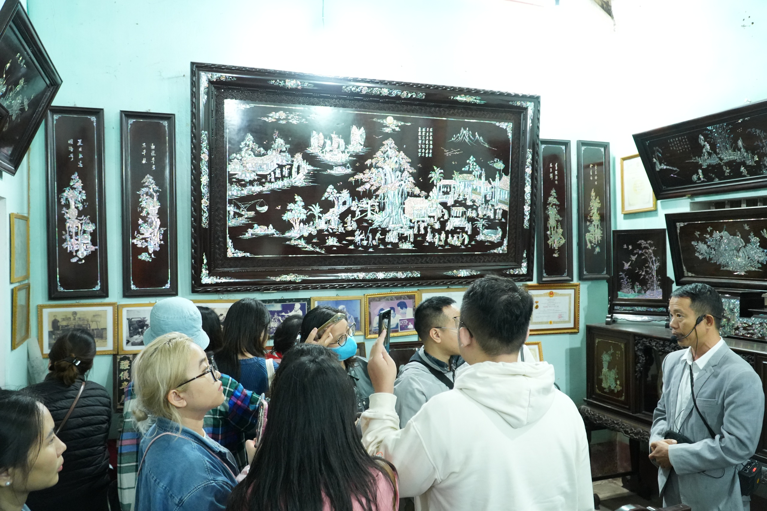 Làng nghề khảm trai Chuyên Mỹ&nbsp;(Phú Xuyên, Hà Nội) là cái nôi khảm trai truyền thống với bề dày lịch sử gần 1.000 năm.&nbsp;