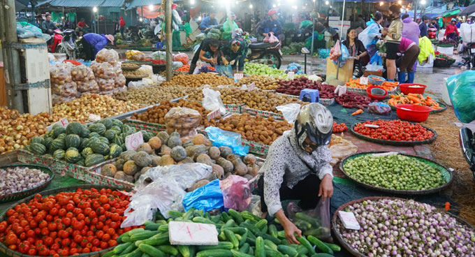 Chợ là không gian văn hóa đặc sắc, phản ánh tập quán sinh hoạt và bản sắc của từng vùng miền. Ảnh minh họa.