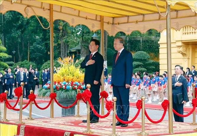 Tổng Bí thư, Chủ tịch nước Tô Lâm và Tổng thống Hàn Quốc Lee Jae Myung nghe Quân nhạc cử Quốc thiều hai nước. Ảnh:&nbsp; TTXVN
