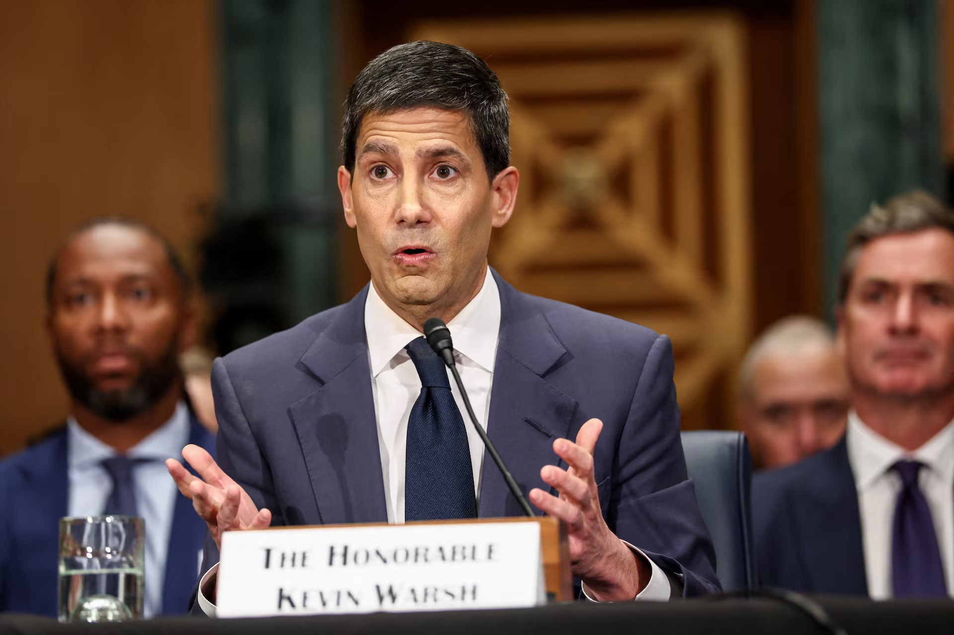 Ông Kevin Warsh, ứng viên chủ tịch Fed, điều trần trước Ủy ban Pg88 com chính chủ thuộc Thượng viện Mỹ ngày 21/4/2026 - Ảnh: Reuters.