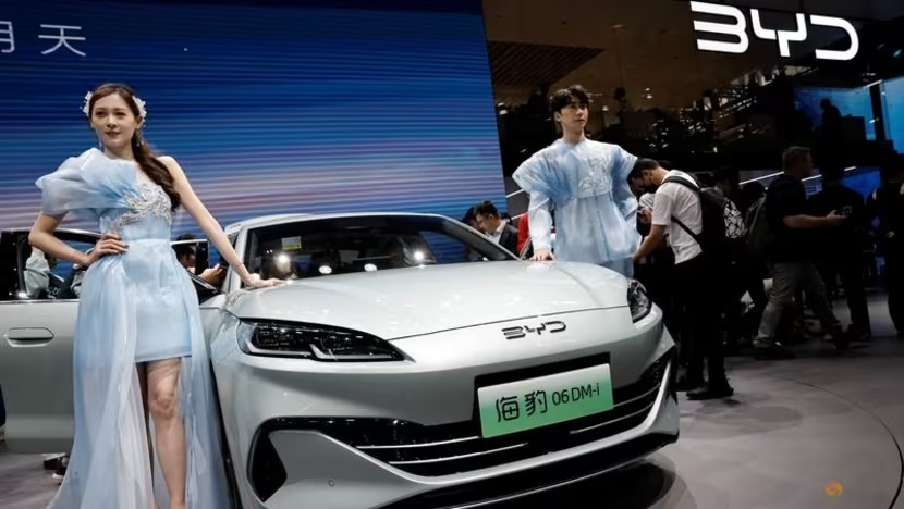 Xe điện hiện chiếm một nửa tổng doanh số bán xe tại Trung Quốc và đã bán chạy hơn xe chạy xăng ở hầu hết các thành phố hạng nhất và hạng hai, bao gồm các siêu đô thị như Bắc Kinh, Quảng Châu, Thượng Hải và Thâm Quyến. Ảnh: Reuters.