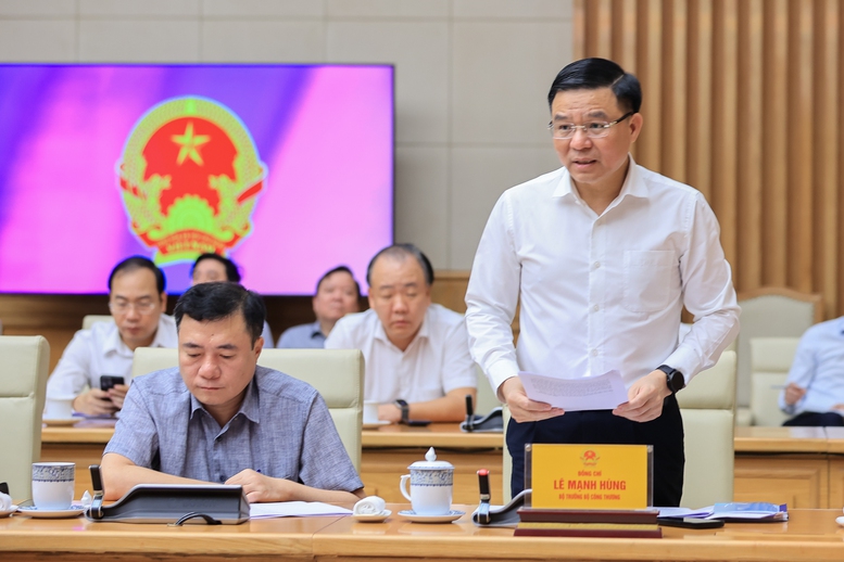 Bộ trưởng Bộ Công Thương Lê Mạnh Hùng báo cáo - Ảnh: VGP