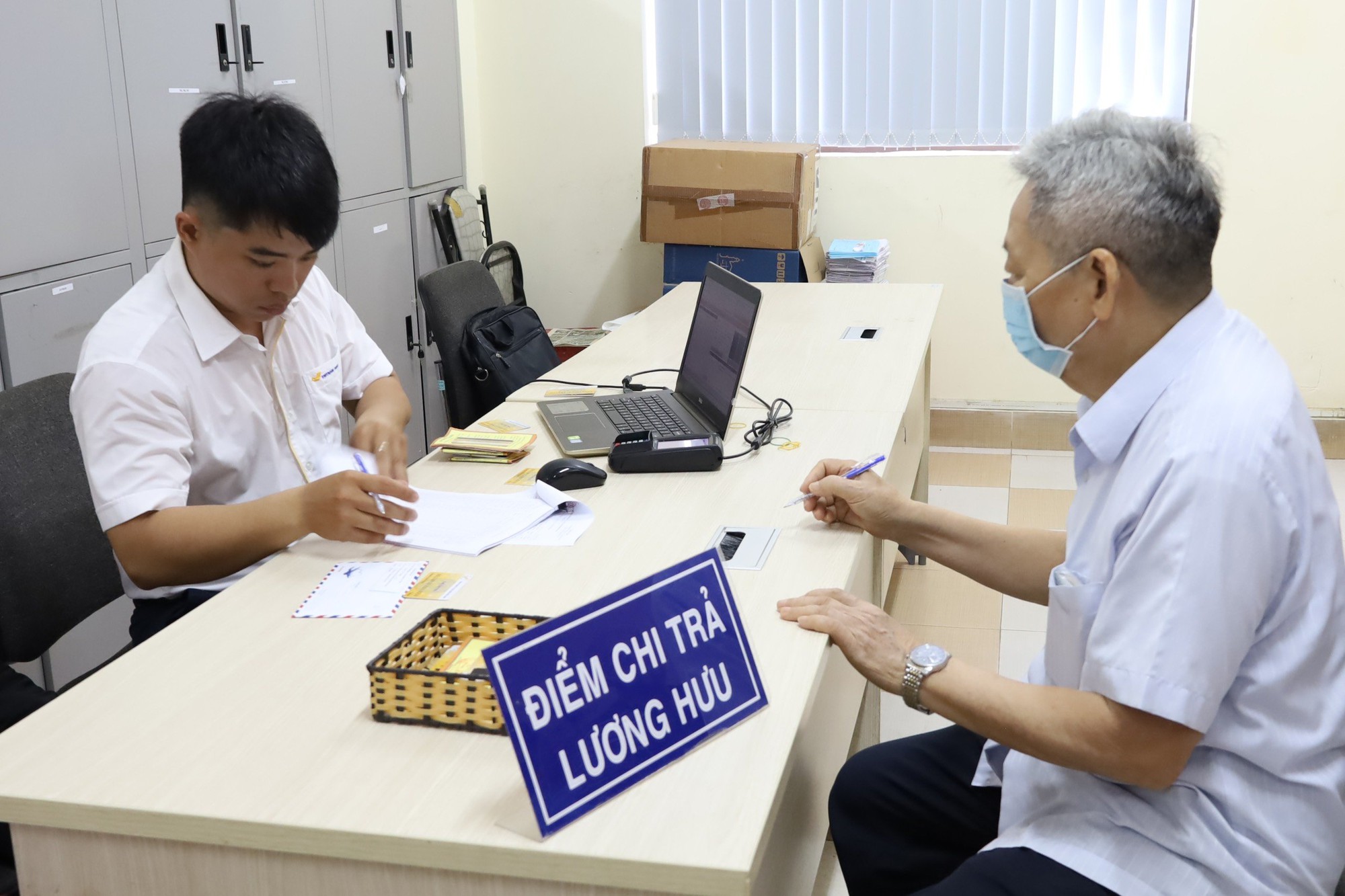 Điều chỉnh lương hưu để cải thiện hơn đời sống cho người hưởng lương. Ảnh: N.D.&nbsp;