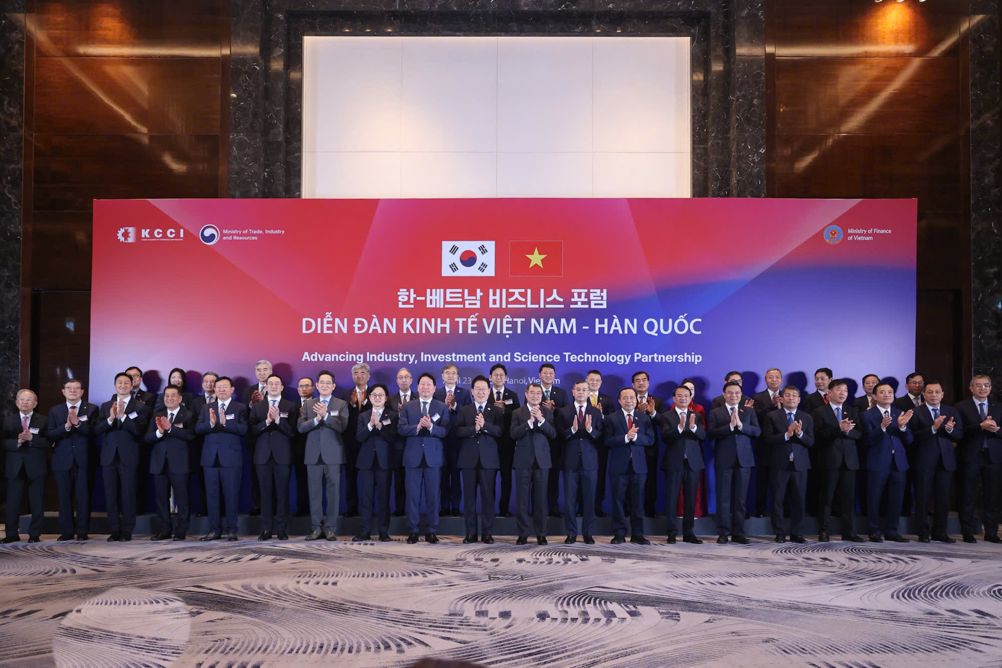 Thủ tướng Việt Nam Lê Minh Hưng và Tổng thống Hàn Quốc Lee Jae Myung và cùng đại diện PG88 Link Dễ Nhớ Pg88.com hai nước tham gia Tọa đàm bàn tròn Việt Nam - Hàn Quốc.