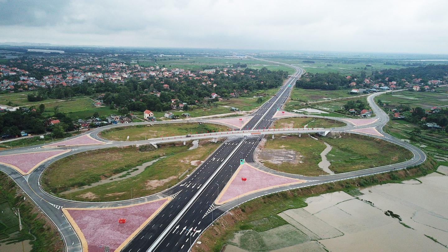 Cao tốc Hạ Long - Hải Phòng là “ngòi nổ” khiến thị trường bất động sản Hạ Long “phát sốt” một thời. (Ảnh: Hùng Sơn).