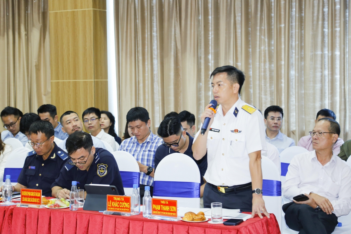 Ông  Phạm Thanh Sơn Giám đốc Tân Cảng Hiệp Phước giải đáp những kiến nghị của khách hàng. Ảnh:&nbsp;Tân Cảng Hiệp Phước.