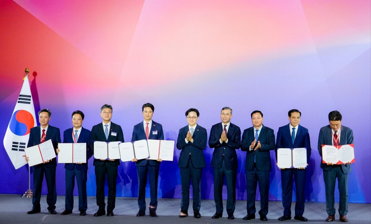 Trao Giấy chứng nhận đăng ký đầu tư Link Trang Chủ PG88.Com Mới #2026 Nhà máy Nhiệt điện LNG Quỳnh Lập tại Diễn đàn PG88 ⭐ Link trang chủ số 1 nhà cái PG88 com casino slot Việt Nam - Hàn Quốc. Ảnh: Phạm Bằng