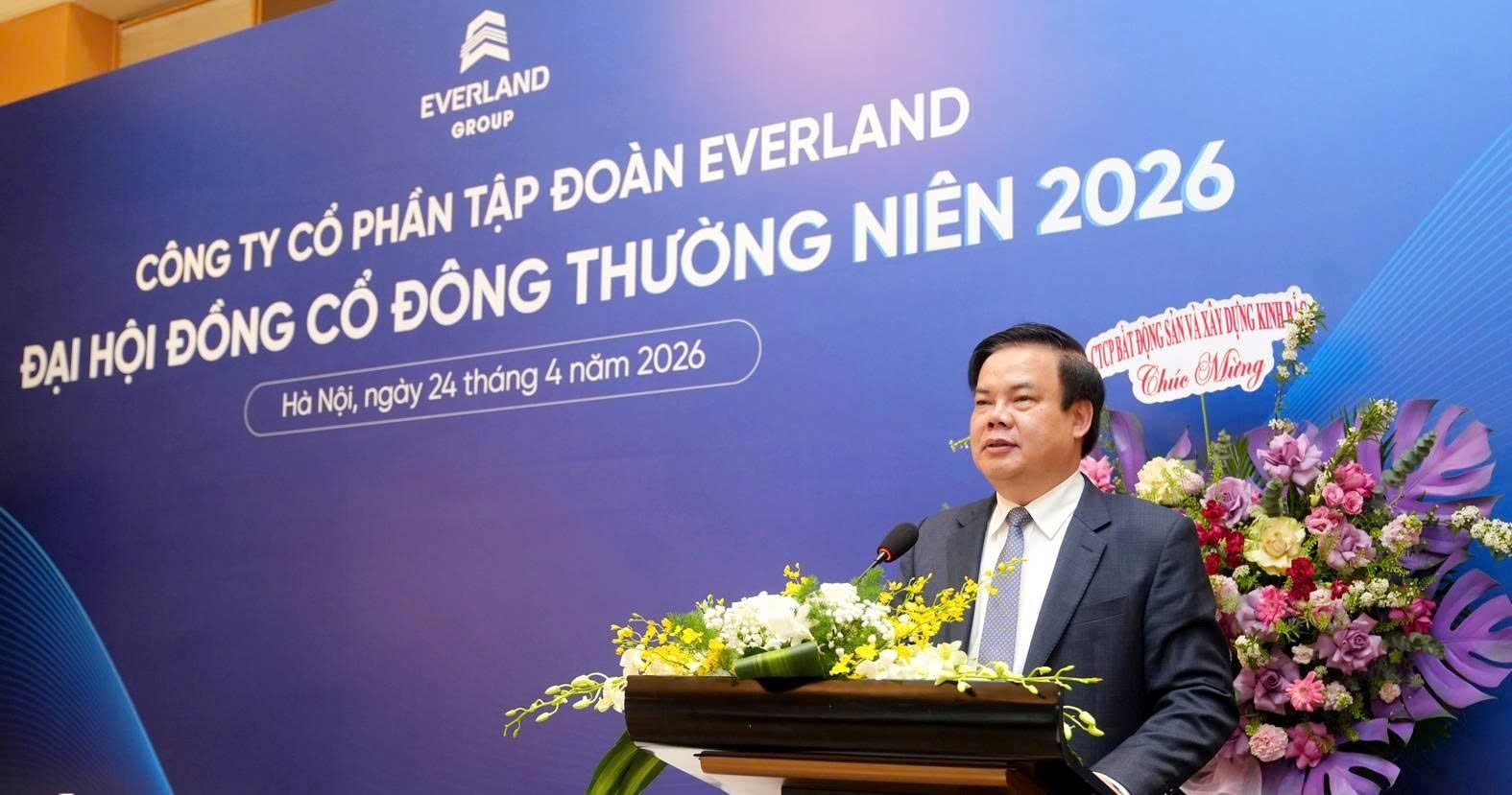Chủ tịch Hội đồng Quản trị Lê Đình Vinh trình bày báo cáo trước Đại hội cổ đông thường niên năm 2026 của EVG. Ảnh: EVG.
